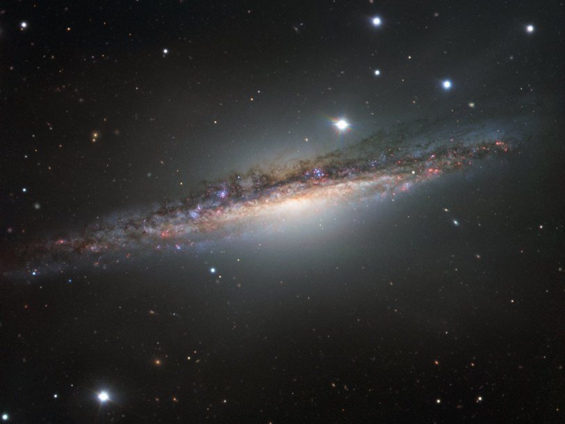 Видимая «с ребра» галактика NGC 1055