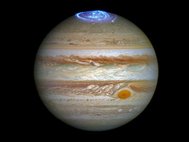Возникновение Большого холодного пятна может быть связано с высокоэнергетическими частицами, ответственными за полярные сияния на Юпитере