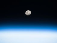 Вид на Луну с Международной космической станции