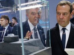Д.Медведев во время посещения финансового форума
