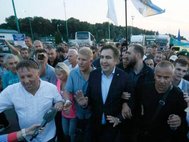 М.Саакашвили переходит через границу