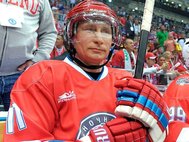 В.Путин во время хоккейного матча