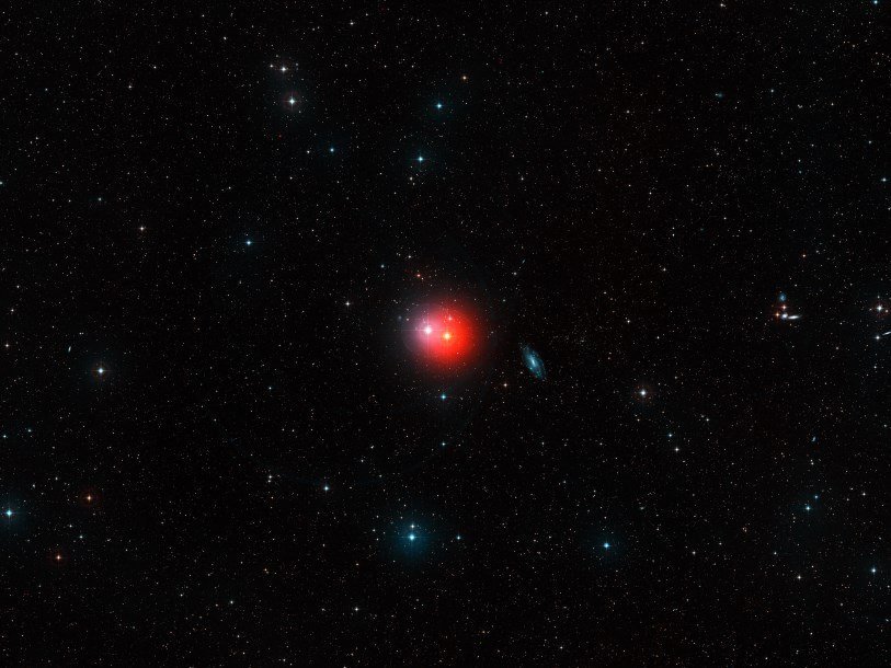 Участок неба вокруг яркой пары звезд π1 Журавля (в центре справа, очень красная) и π2 Журавля 