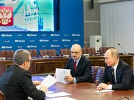 Владимир Путин сдает документы в ЦИК