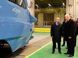 Владимир Путин во время посещения Тверского вагоностроительного завода