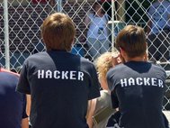 Молодые людях в футболках с надписью "Хакер"