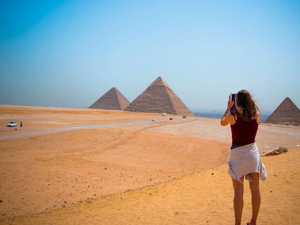 Египет, туристка у пирамид