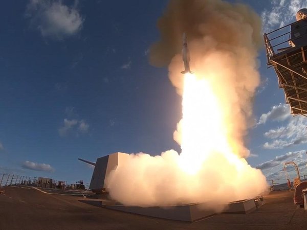 Запуск ракеты с борта судна ВМС США