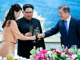 Ли Соль Чжу, руководитель Северной Кореи Ким Чен Ын и президент Республики Корея Мун Чжэ Ин 