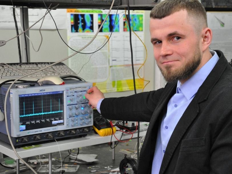 Научный сотрудник Сергей Алышев за измерением параметров висмутового лазера