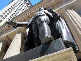 Статуя Джорджа Вашингтона на фасаде Федерал-холла в Нью-Йорке
