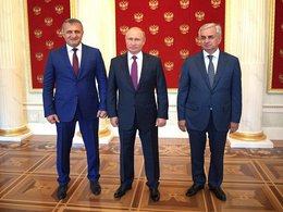 Президент РФ Владимир Путин с президентом Абхазии Раулем Хаджимбой и президентом Южной Осетии Анатолием Бибиловым