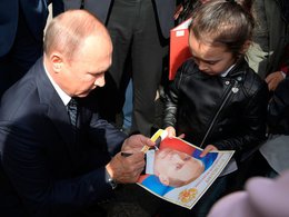 В.Путин общается с жителями города Обь