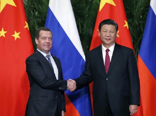 Премьер-министр РФ Дмитрий Медведев и председатель КНР Си Цзиньпин