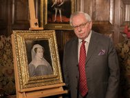 Британский историк и телеведущий Дэвид Старки (Dr David Starkey) с портретом на открытии экспозиции