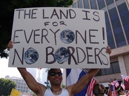 Марш за права мигрантов в Лос-Анджелесе