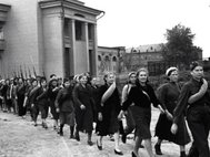 Бойцы всевобуча маршируют по московским улицам, СССР, 1 сентября 1941 года
