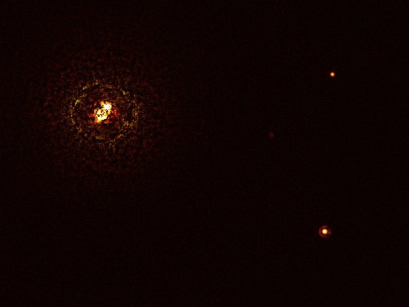 Двойная звезда b Центавра (в верхнем левом углу) и планета b Центавра (AB)b (в нижнем правом)