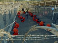 Заключенные в Гуантанамо ожидают медицинского осмотра, 11 января 2002 года, Wikimedia