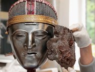 Копия маски со шлемом и найденный у города Крефельд фрагмент маски