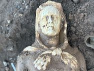 Голова статуи человека в костюме Геракла