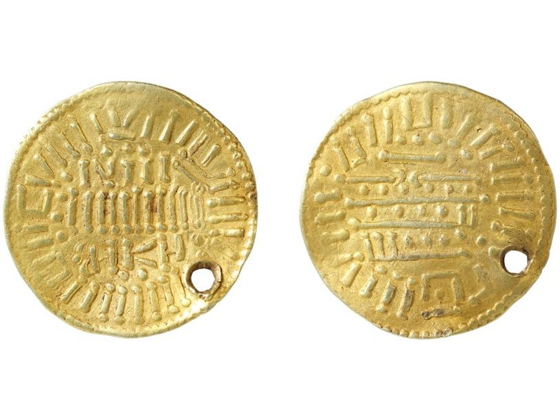 Золотой диск с надписью, имитирующей арабский динар