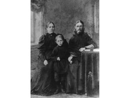 Священник Михаил Борисов с супругой Ольгой Ивановной и сыном Василием, около 1894 года